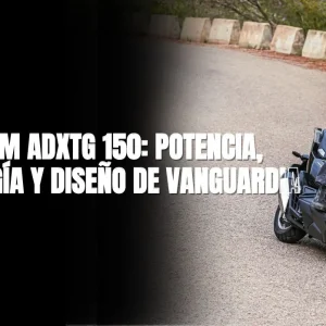 Motociclista conduciendo la nueva SYM ADXTG 150 en una carretera curva. La imagen destaca la potencia, tecnología y diseño vanguardista del scooter, mientras el piloto equipado con casco y ropa de protección recorre un paisaje natural.