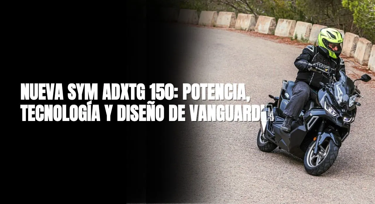 Motociclista conduciendo la nueva SYM ADXTG 150 en una carretera curva. La imagen destaca la potencia, tecnología y diseño vanguardista del scooter, mientras el piloto equipado con casco y ropa de protección recorre un paisaje natural.