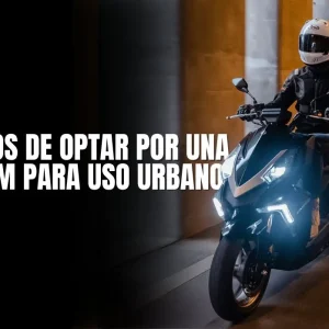 Persona conduciendo una moto Sym en la ciudad, destacando la eficiencia, maniobrabilidad y ahorro de combustible en el tráfico urbano.