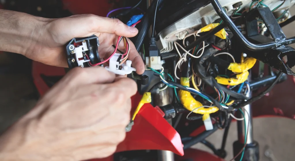 cableado suelto y en mal estado de una moto de segunda