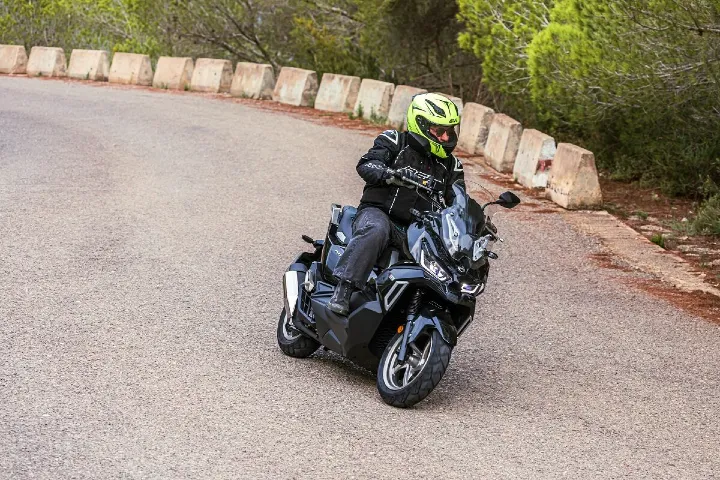 Nueva SYM adxtg 150: potencia, tecnología y diseño de vanguardia 2 sym adxtg 150 en accion